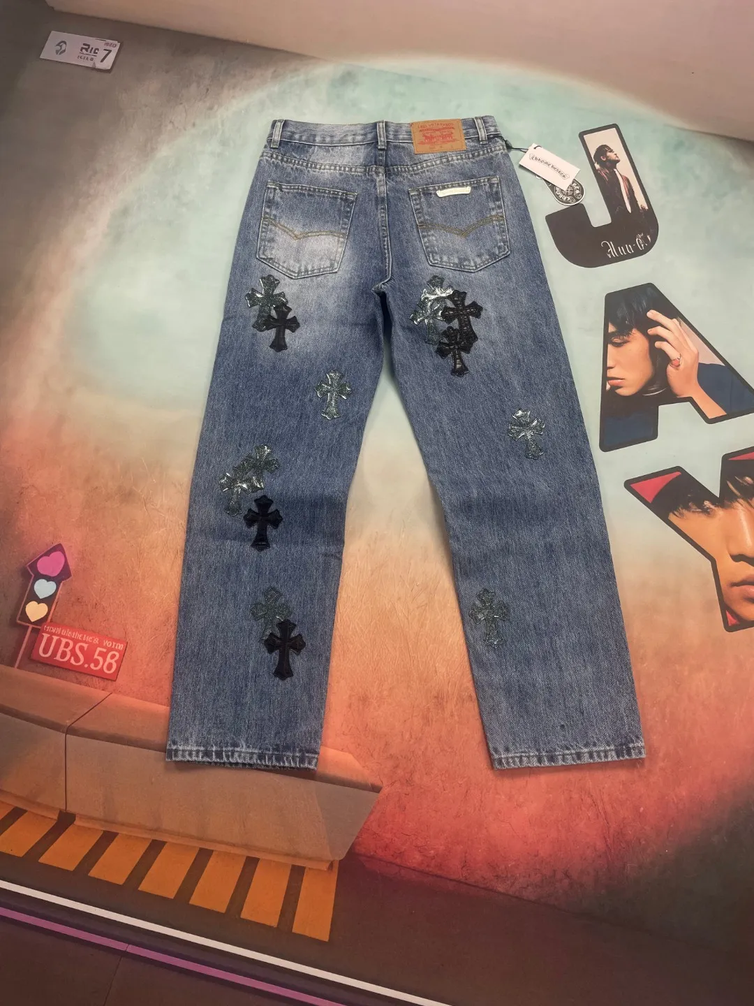 🅿️300 🔘Model No.-KL167 🔘Cro Heart𝐂𝐡𝐫𝐨𝐦𝐞 𝐇𝐞𝐚𝐫𝐭 Blue Bull Starry Sky Cross Patched Leather Jeans* These Croix Heart Jeans! It is really a treasure item in the fashion circle! It uses super unique starry sky theme leather elements, mostly in the shape of a cross, and there is glitter on the leather surface! Under the light, it is so dazzling that it instantly becomes the focus of the crowd. This design is simply unique, the details are handled to perfection, simple and elegant. The workmanship is also very exquisite, the entire trousers are neatly routed, every small detail is not careless, and the sense of quality is full. Moreover, its shape is awesome and its genderless style can be easily worn by both men and women, making it instantly trendy! The matching suggestions are as follows: Street fashion style: Wear a black loose hooded sweatshirt with a personalized graffiti pattern on it, a black leather jacket from Croix Heart, and a pair of black high-top sneakers, such as Converse 1970s black model. For accessories, you can choose Croixin’s silver necklace and ring, and then wear a black baseball cap to look cool and trendy when walking on the street. Casual fashion style: wear a white cotton short-sleeved T-shirt underneath, simple and clean. Pair it with a light-colored denim jacket, these crotch jeans, and a pair of white shoes, like Nike's Air Force 1. Wear a simple black backpack for daily outings and shopping, which is comfortable and fashionable. Personalized retro style: Choose a floral shirt, the pattern can be retro polka dots or paisley patterns, and tuck the hem of the shirt into your pants. Pair it with a pair of brown retro leather shoes or Martin boots with thick soles. Wearing a pair of round retro sunglasses, the overall look is unique and retro.  Size: S M L XL XXL (28.30.32.34.36) Color: Blue